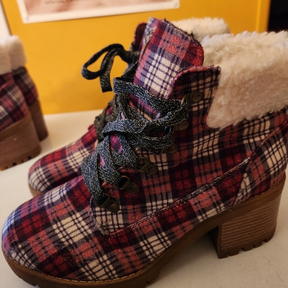 Red Plaid boots - Picture 5 of 8